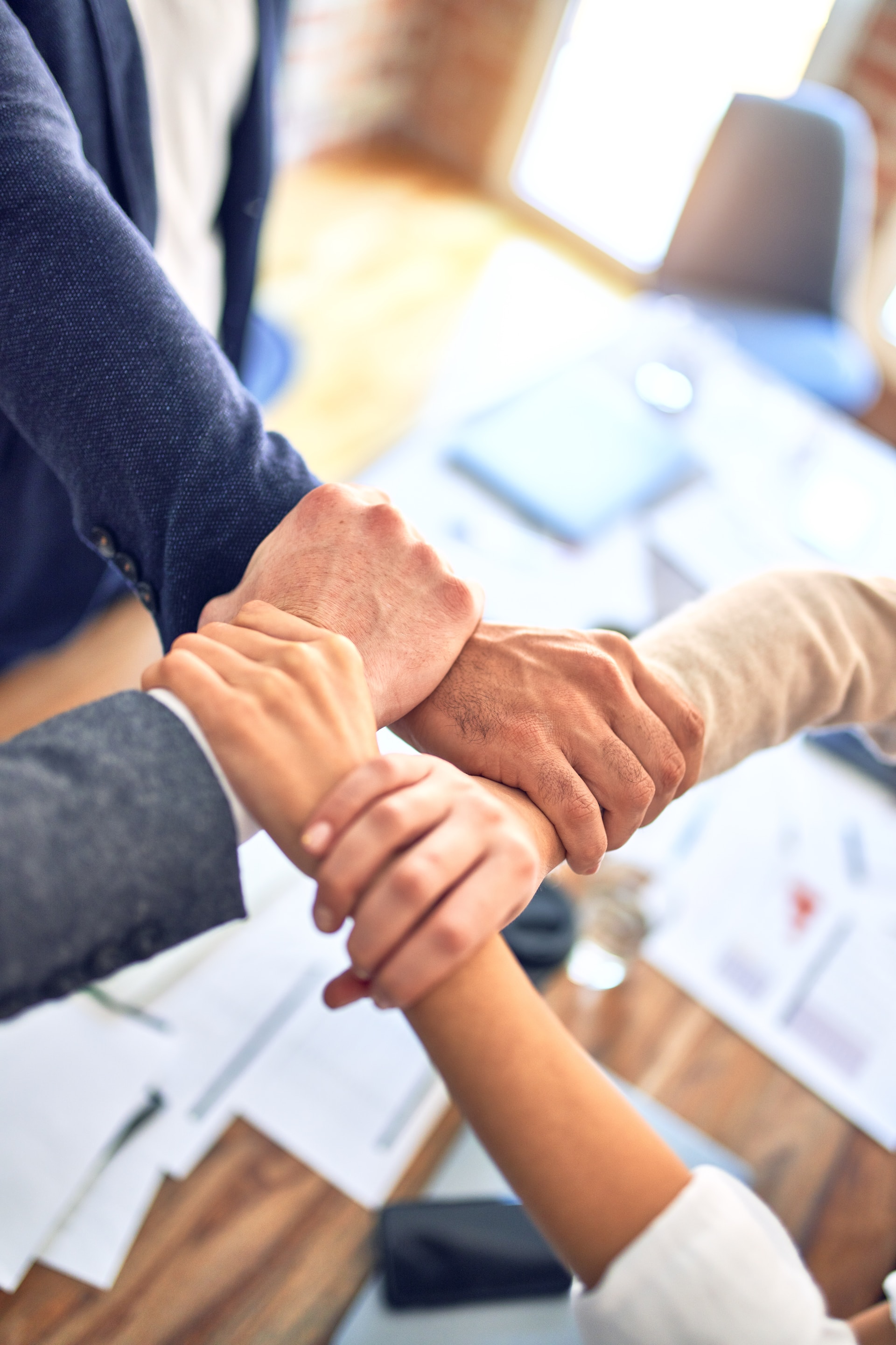 Duas pessoas discutindo assuntos empresariais